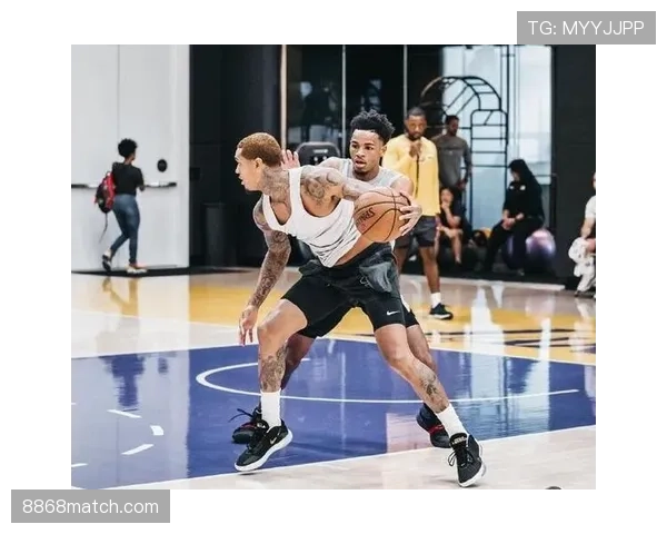 戴维斯居然在家把豪宅当健身房，这生活比赛场上还疯狂？