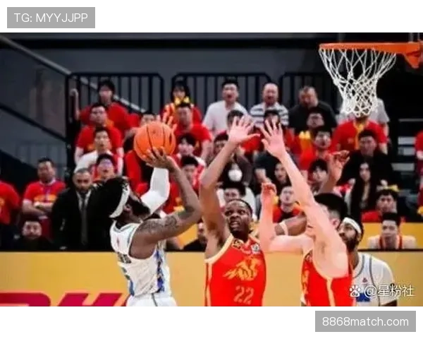 拉人犯规的判罚依据及裁判标准详解