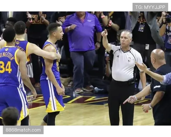 NBA视频回放挑战规则全面解析：裁判如何利用回放中心做出最终判罚